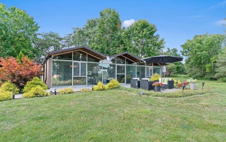 3815 Waverly Hills Rd, Lansing, MI 48917